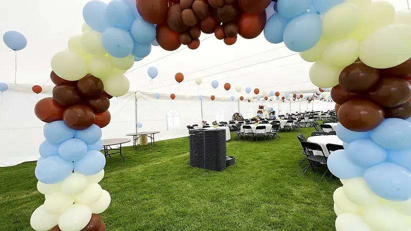 Arco de globos montado en la entrada de la carpa