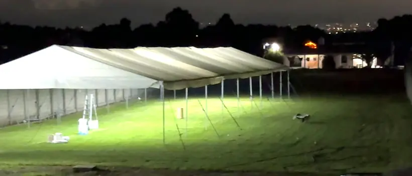 La carpa iluminada por dentro durante la noche