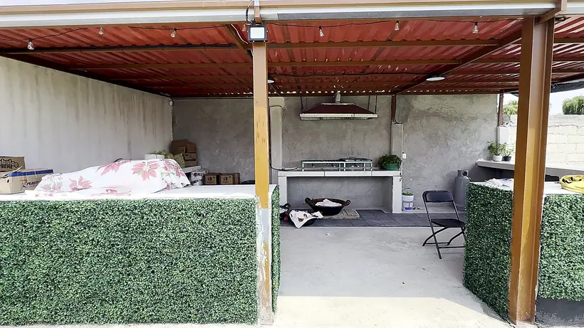 Área de cocina con barra y espacio de trabajo